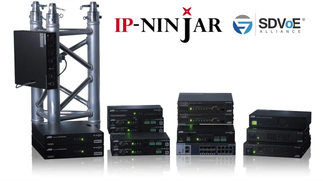 Équipements réseau et antenne IP-NINJAR avec commutateurs et boîtiers d'infrastructure IT professionnels.