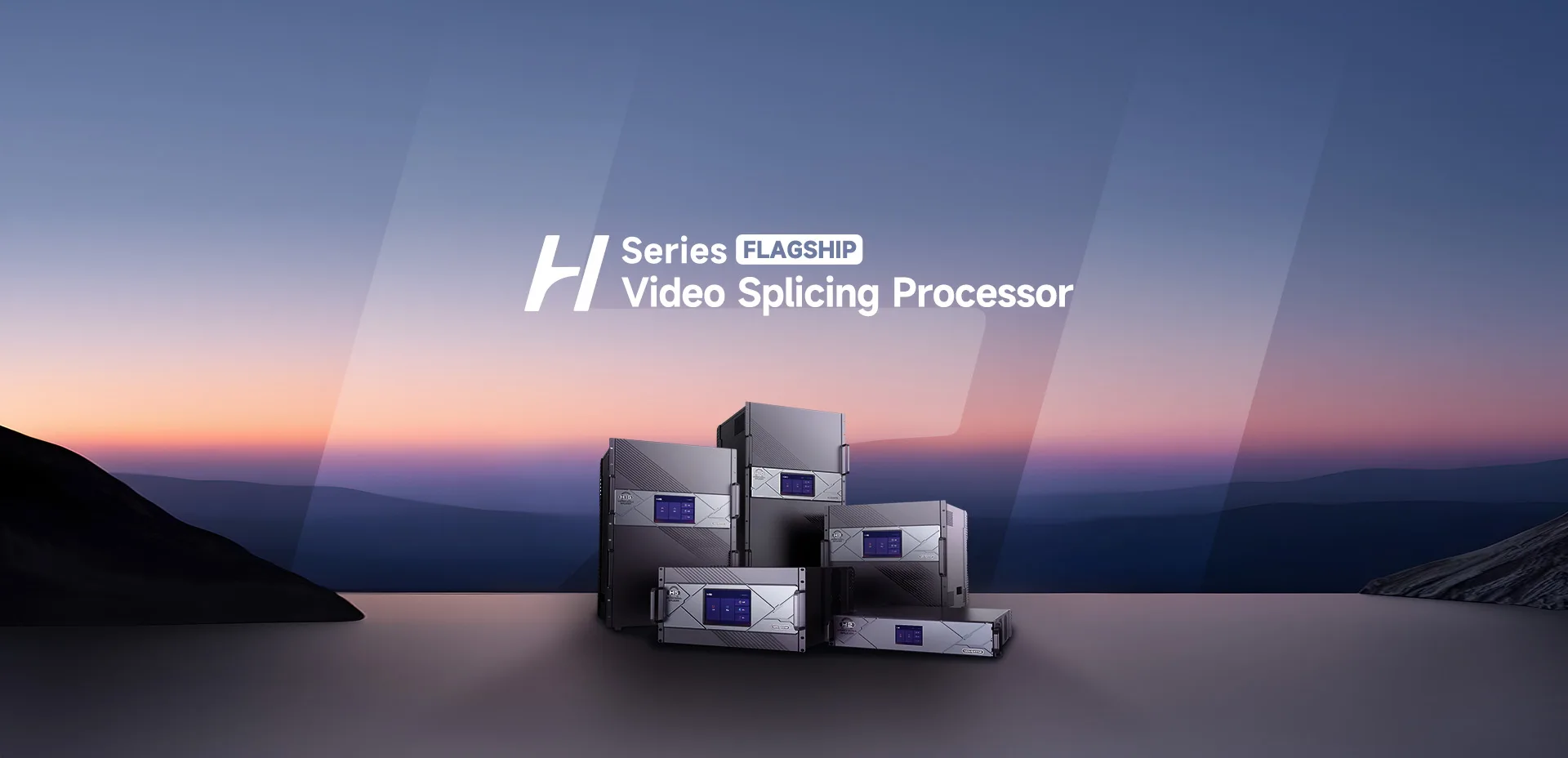 Plusieurs processeurs vidéo série H Flagship avec écrans affichage sur fond de paysage montagneux au coucher de soleil.