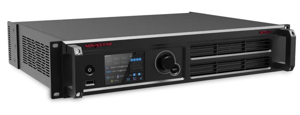 Amplificateur professionnel Novastar en boîtier rack noir avec écran LCD, boutons de contrôle et connecteurs d'entrée/sortie.
