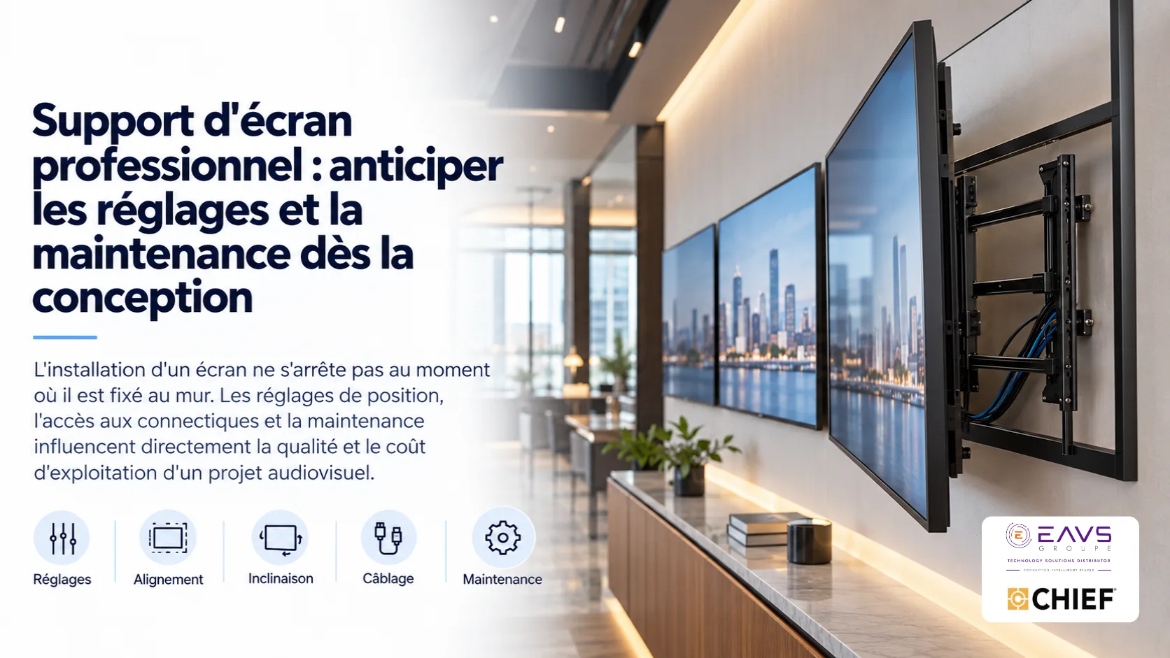 Écrans muraux affichant une vue urbaine dans un bureau moderne avec logos EAVS et Chief.