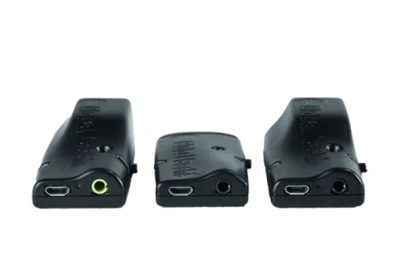 Trois boîtiers noirs avec connectiques HDMI et jack audio alignés sur fond blanc.
