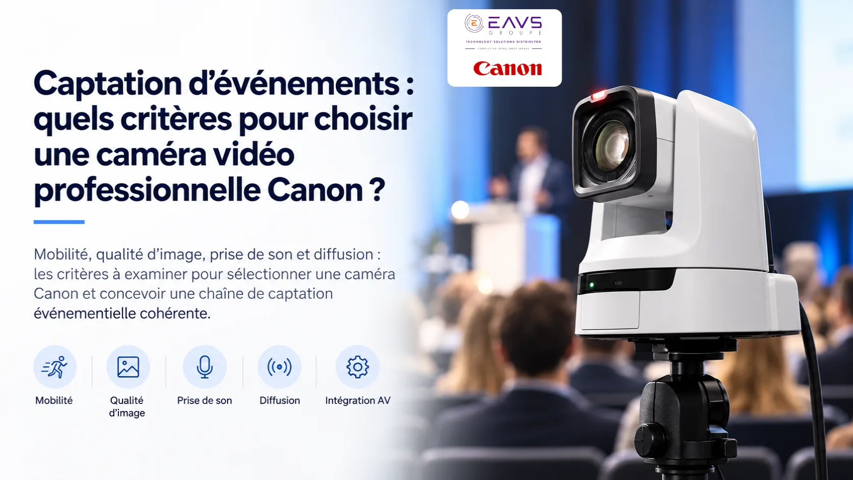 Caméra Canon PTZ professionnelle blanche sur trépied pointée vers une audience floue lors d'un événement en salle de conférence.