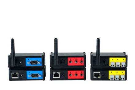 Trois boîtiers de commutation réseau avec antenne wifi, façades bleue, rouge et jaune, ports Ethernet et connecteurs DB9.